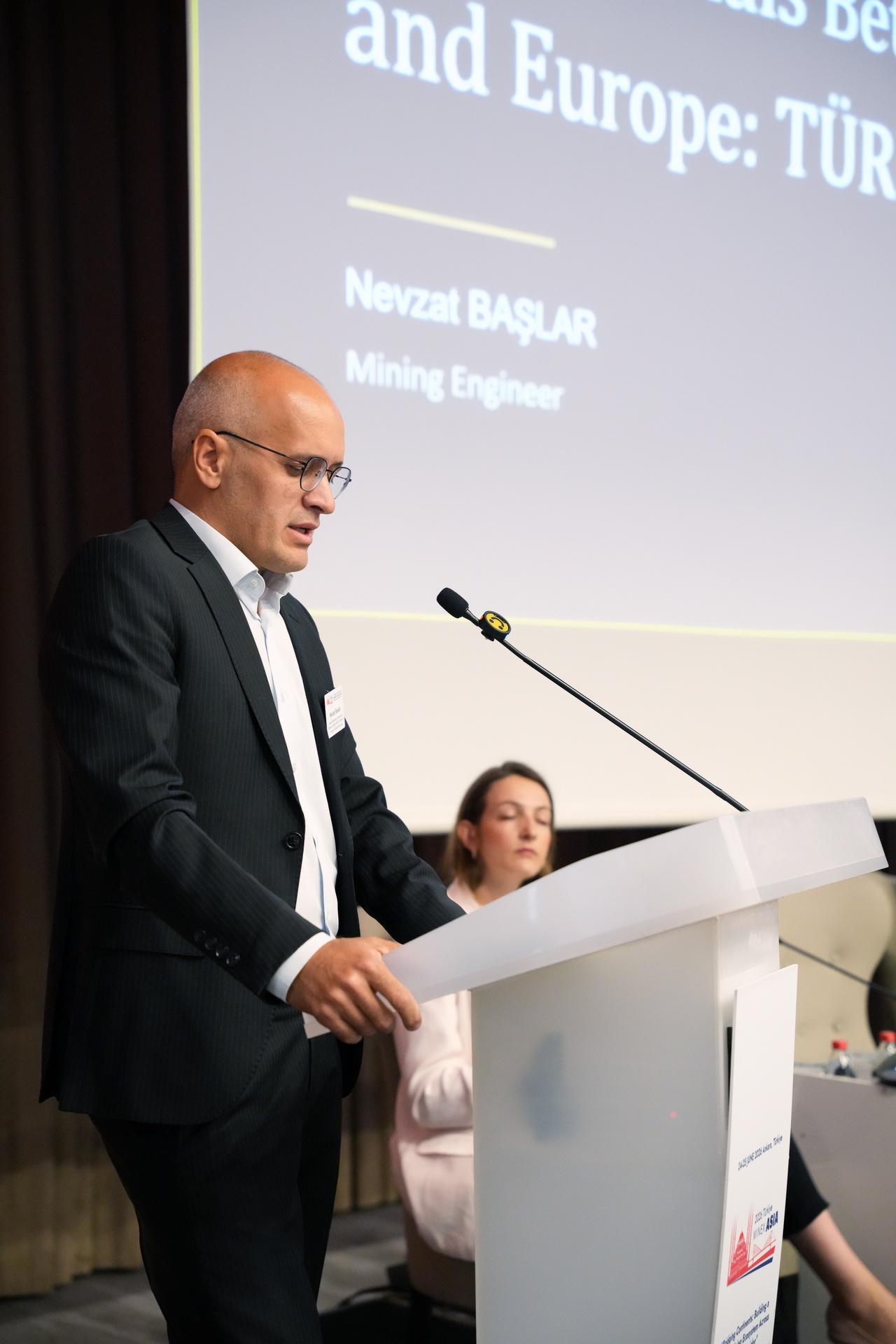 MINEX Asia 2026 izleyicilerine hitap eden konuşmacı